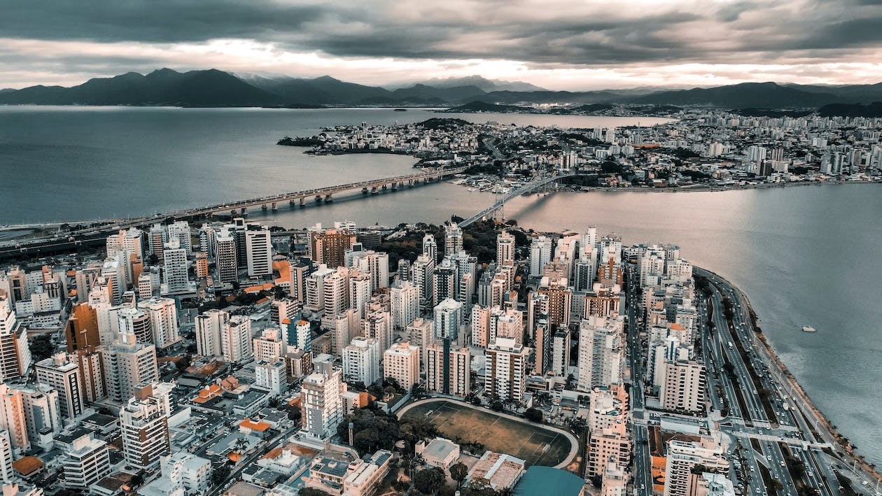 Com foco no aluguel, venda de imóveis dobra em Florianópolis e cidade lidera no Sul em 2025