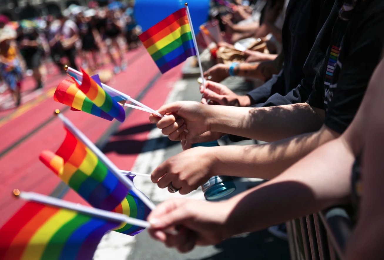 Pink Money en Jaque: Por Qué las Marcas Abandonan el Orgullo LGBT y Lo Que Esto Revela Sobre Branding