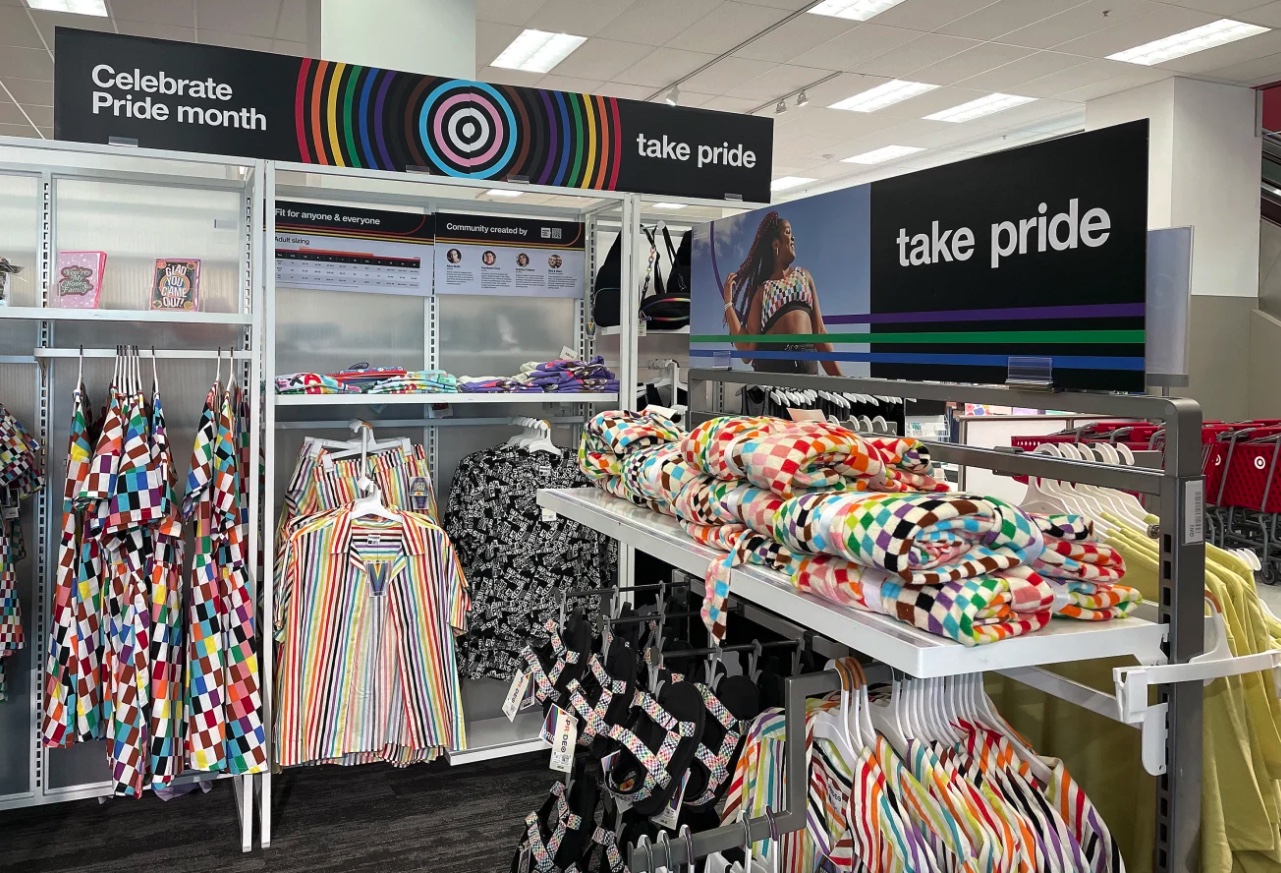 Góndola 'Celebrate Pride Month' de Target con colección del Mes del Orgullo