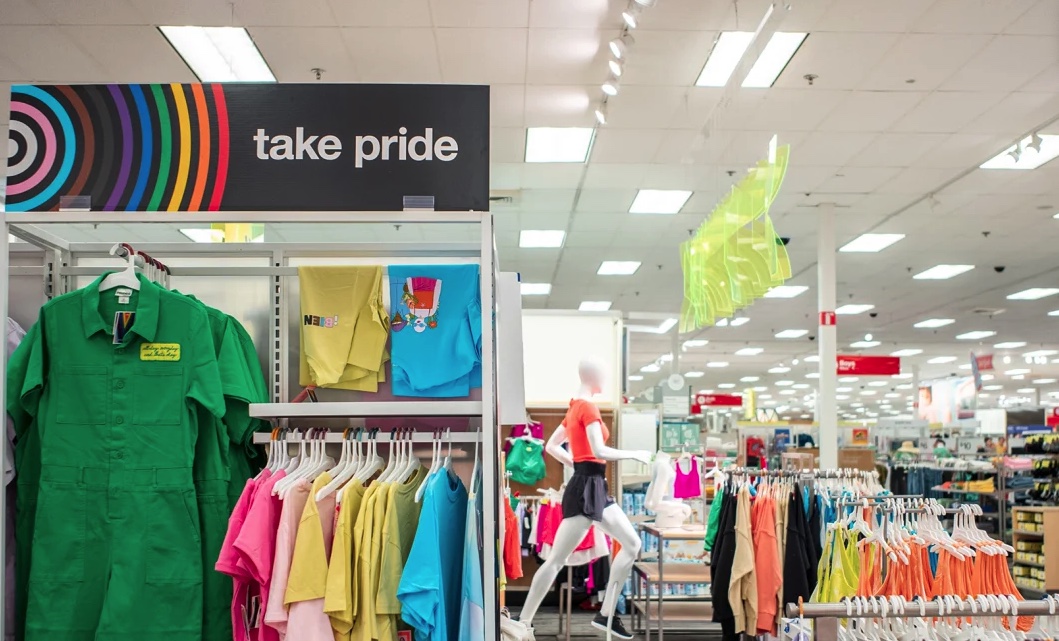 Perchas con la colección Take Pride de Target